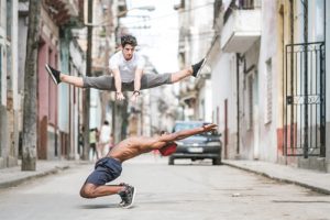 Омар Роблес - танцоры балета на улицах Кубы