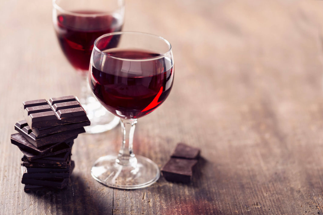 Хочешь похудеть? Ученые советуют есть шоколад и красное вино
