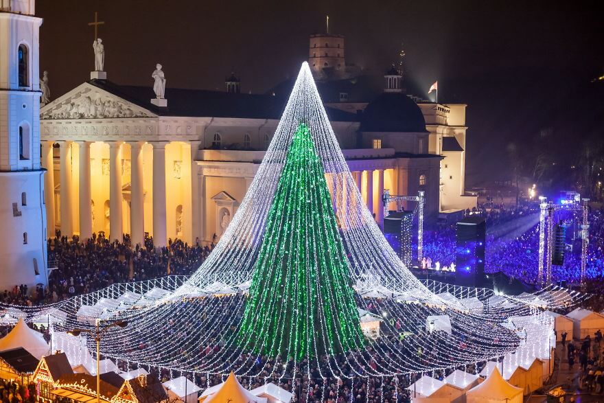 Рождественская елка освещенная 50000 лампочками открывает праздничный сезон в Вильнюсе